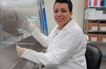 Stephanie Gomez in the lab